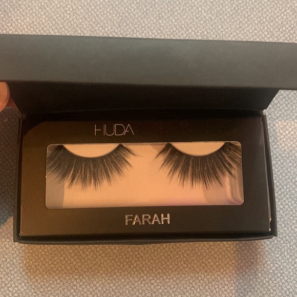 Beautiful Huda Beauty Lashes - Picture 2 of 2